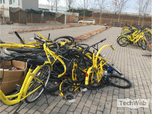自行车维修:共享单车维修师傅:一周工作6天也永远修不完车 维修站点中已经报废的共享单车