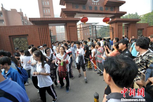 资料图:2016年6月8日,为期两天的2016年全国高考进入尾声。图为北京日坛中学外的考生。 <a target=\'_blank\' href=\'http://www.chinanews.com/\' >中新网</a>记者 李泊静 摄