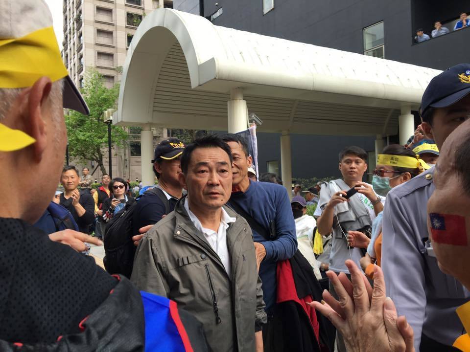 \'台警消想进"立院"遭挡