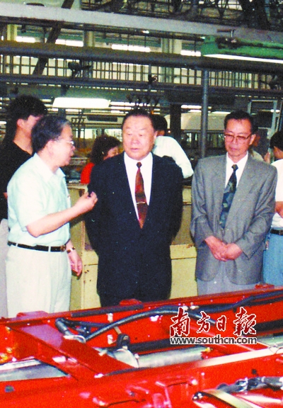 万国权同志生平