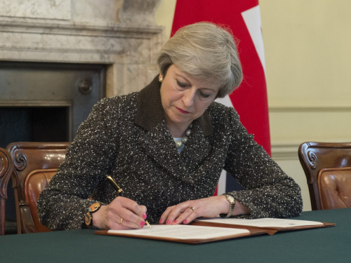 英国首相特蕾莎·梅正式签署“脱欧”信件。(图片来源:英国首相府官方社交网络账号)
