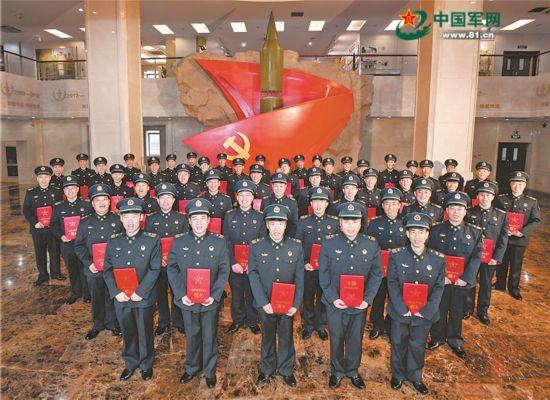 火箭军51名一级军士长集中授衔 数百次为导弹