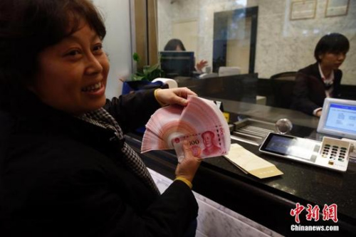 今年继续提高退休人员基本养老金。（资料图） 中新社记者 张浩 摄