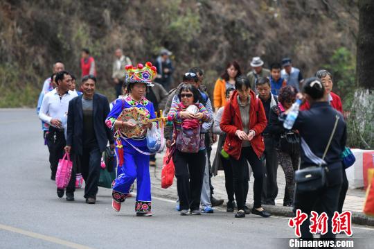 市民盛装爬西山。 任东 摄