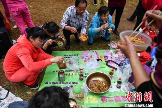 市民在西山野餐。 任东 摄