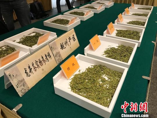 图为龙井茶实物参考样 方堃 摄