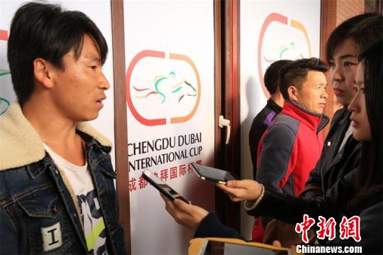 中国骑师接受媒体采访。 王爵 摄