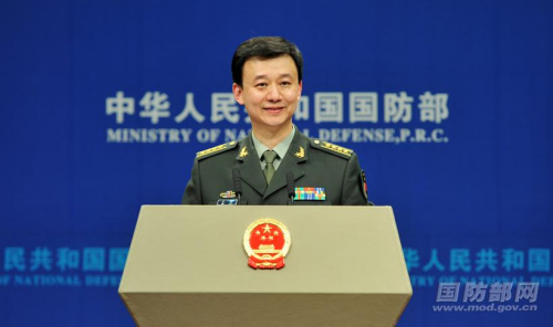 国防部新闻局副局长、国防部新闻发言人吴谦大校答记者问。 李爱明 摄