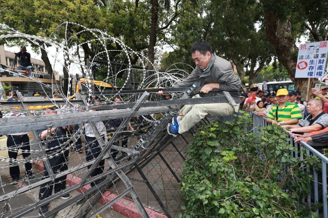  台湾抗议群众六路围攻台当局机关。（图片来源：台湾《联合报》）