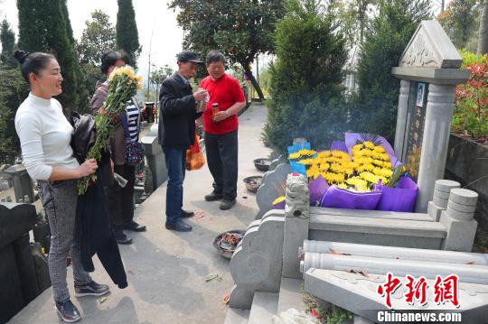 当地市民手捧鲜花祭奠亲人 汪军 摄