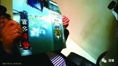  在霸州的林园公墓内一女子向记者推销墓地