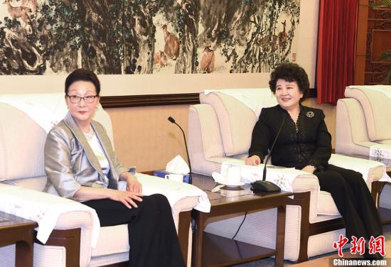 3月30日,中国国务院侨务办公室主任裘援平(右)在北京会见美国知名侨领方李邦琴女士。<a target=\'_blank\' href=\'http://www.chinanews.com/\'>中新社</a>记者 张勤 摄
