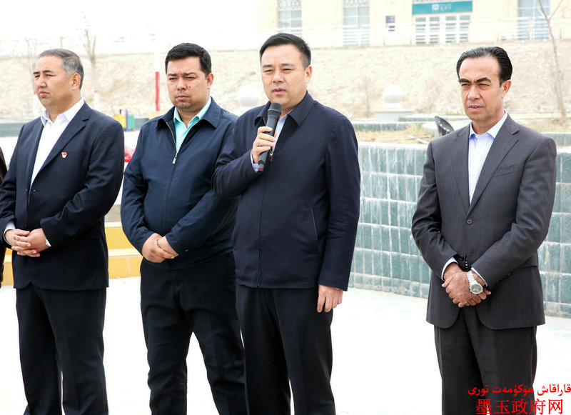 墨玉县劳务输出务工人员欢送仪式在墨玉县火车站举行