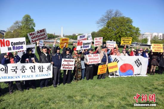 当地时间4月28日,200多名来自韩裔、华裔民间团体和反战组织的示威者聚集在位于华盛顿的国会大厦外举行抗议示威活动,要求正在访美的日本首相安倍晋三就慰安妇问题道歉,就二战暴行承担责任。 <a target=\'_blank\' href=\'http://www.chinanews.com/\'>中新社</a>发 刁海洋 摄