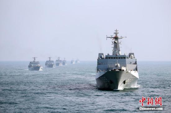 资料图:2月中旬,南海舰队某登陆舰支队组织春节过后首次编队出海训练。<a target=\'_blank\' href=\'http://www.chinanews.com/\'>中新社</a>记者 顾亚根 摄