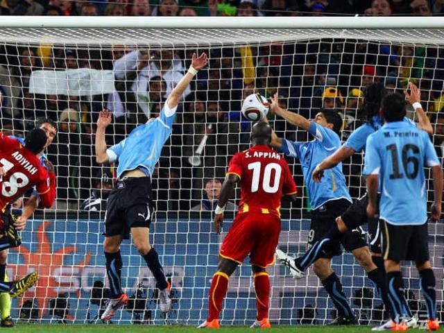 录像裁判将大改足球规则!苏亚雷斯手球直接判