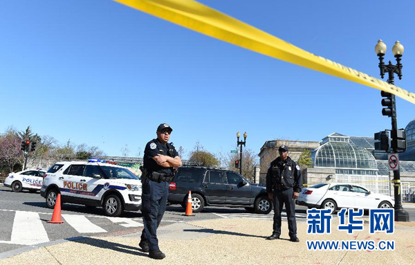 3月29日，在美国华盛顿，警察封锁事发现场。位于美国华盛顿特区的国会山地区29日上午突闻枪声。警方说，一名嫌疑人试图驾车冲撞国会山众议院大楼外的警车，至少一名警察在追捕时开枪，嫌疑人现已被捕。新华社记者鲍丹丹摄