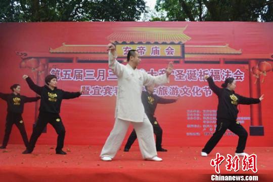 活动现场群众表演。 纪学欣 摄