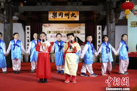 图为“封坛节”现场表演 陈栋 摄