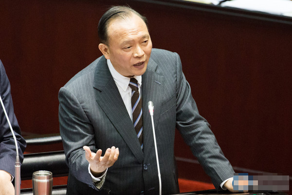 台“农委会主委”林聪贤（见图）说氟派瑞毒性低，用于茶树上是希望能让其他毒性高的农药退场。国民党文传会副主委李明贤认为，难道这就是江湖传说的“新毒换旧毒”。（台湾“东森新闻云”资料图）