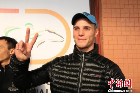 参赛骑手见到摄影记者主动摆造型。 王爵 摄