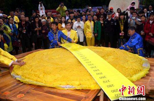 直径2.6米的大禾米糍出炉。 通讯员 朱桂花 摄