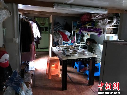 李朝庆告诉记者,这已经是自己在河道捞垃圾多年的所有家当了。 王子涛 摄