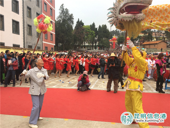 汤池“三月三”赶庙会 78岁老奶奶来舞龙