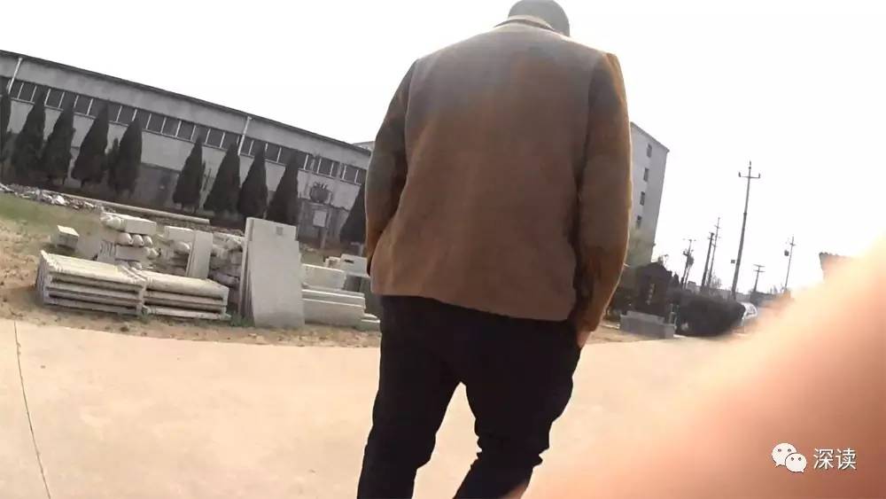  刚来到目的记者就受到了这名传夹克的男子的阻拦