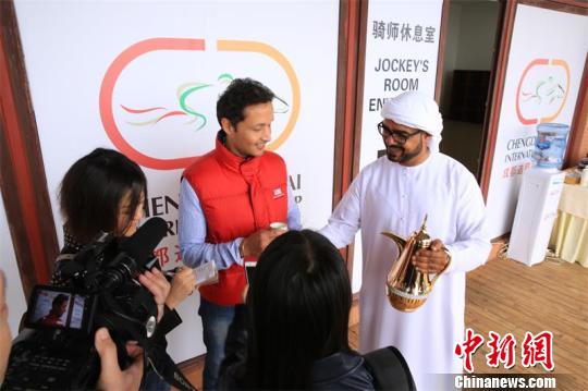 来自阿拉伯联合酋长国的亚当·麦克莱恩骑师接受媒体采访。 王爵 摄