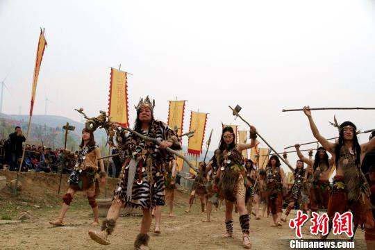 巫师手持法器,伴着最原始的音乐、踏着禹步,率众入场。 沙见龙 摄