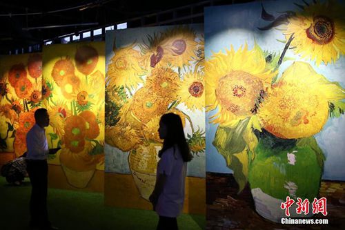 资料图:9月26日,《遇见梵高》光影互动艺术展在南京市规划建设展览馆亮相。 <a target=\'_blank\' href=\'http://www.chinanews.com/\'>中新社</a>记者 泱波 摄