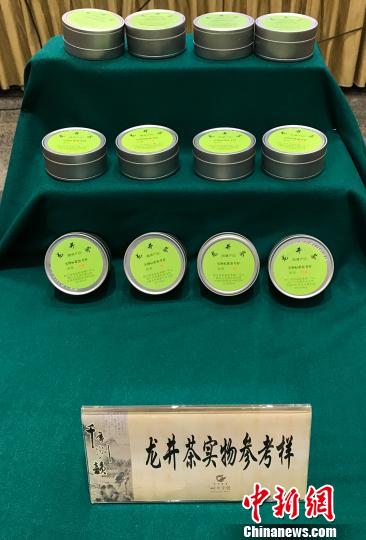 图为龙井茶实物参考样 方堃 摄