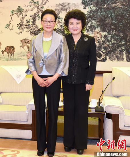 3月30日,中国国务院侨务办公室主任裘援平(右)在北京会见美国知名侨领方李邦琴女士。<a target=\'_blank\' href=\'http://www.chinanews.com/\'>中新社</a>记者 张勤 摄
