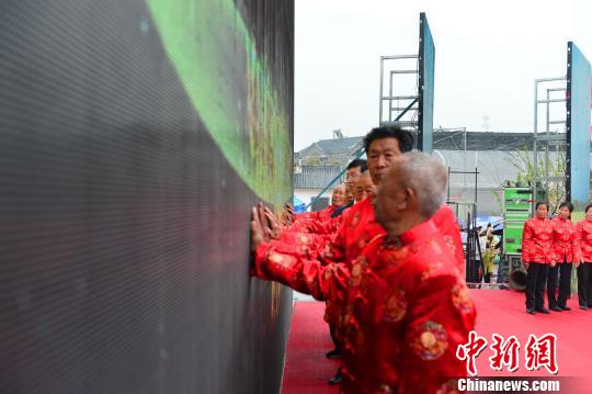 金婚老人一起启动“同心门” 钟欣 摄