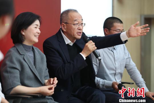 30日晚,大学生青年领导力论坛在南京大学召开,美丽中国公益项目现场分享”育人,遇自己“。图为美丽中国理事长刘泽彭(左二)与南大学子进行了一场面对面的交流互动。 泱波 摄
