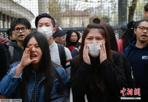 华人青年在巴黎警察局前与警察对峙，35人被捕。