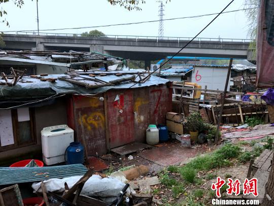 “水上村寨”的住户,用砖瓦布料等各种建材,在船上砌起房屋。 王子涛 摄
