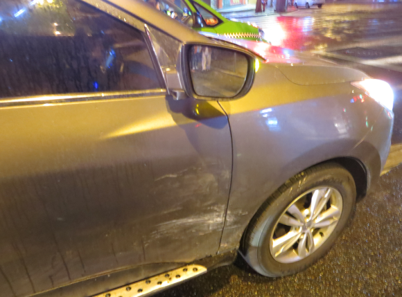  被擦挂越野车