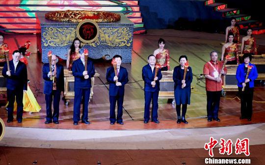 两岸嘉宾共同为中华一家亲?2017海峡两岸各民族欢度“三月三”节暨福建省第六届“三月三”畲族文化节、第十届海峡两岸少数民族丰收节活动启幕。 刘可耕 摄