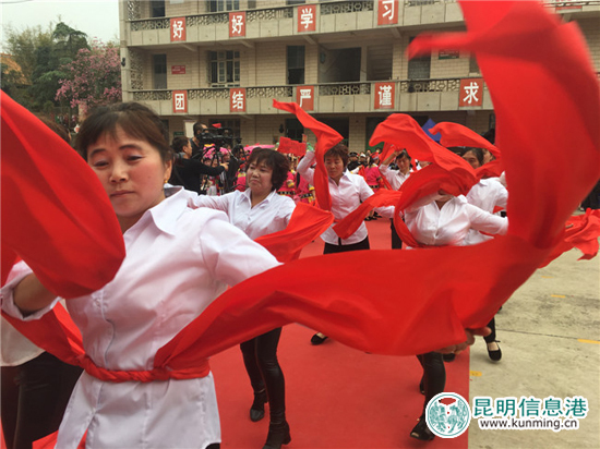 汤池“三月三”赶庙会 78岁老奶奶来舞龙