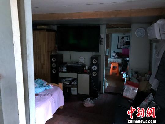 住户李朝庆的房间,电视、音响、空调、洗衣机、冰箱、微波炉,生活电器基本一应俱全。 王子涛 摄