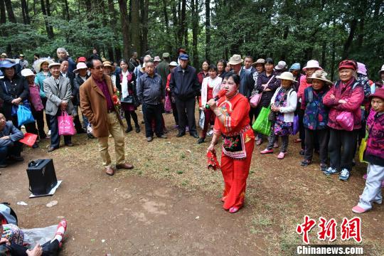 各类民间文艺演出异彩纷呈。 任东 摄
