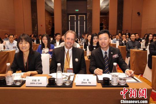中美商旅项目推介会上,美国北拉斯维加斯市长约翰·李与横琴新区党委副书记叶真坐在一起共商合作大计 陆绍龙 摄