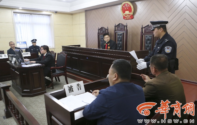 西安男子步行上高架被撞 交警认定双方负同等