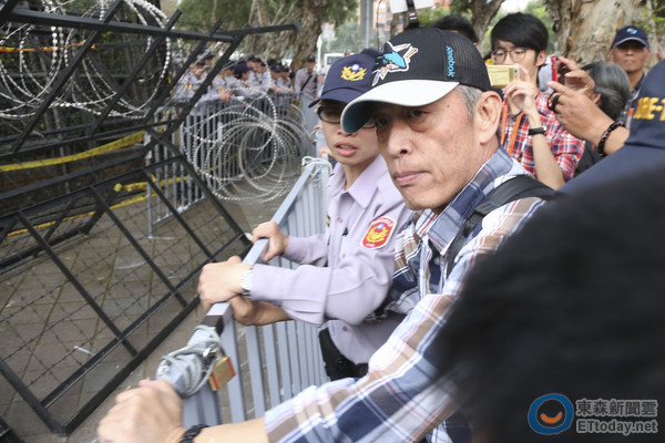 \'民进党众官员点赞"军公教清明节去死"