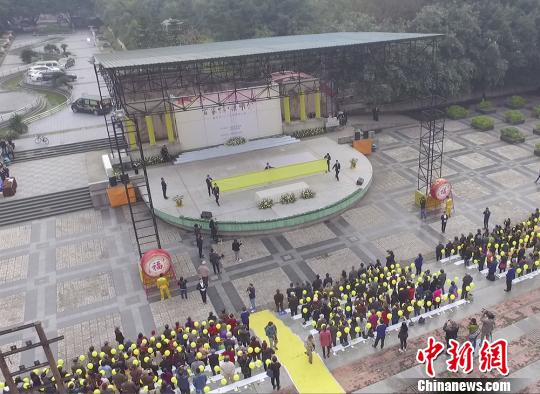 图为重庆市举行2017年百姓清明公祭活动。 钟欣 摄
