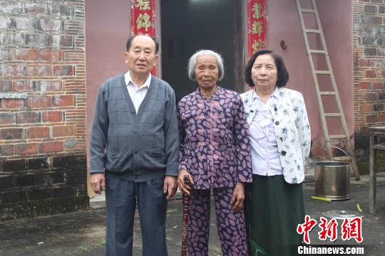 丘秀芷与堂嫂吕玉兰(中)、堂弟符祥炎合影。受访者 供图