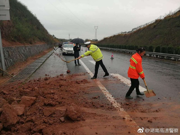30日,湖南娄怀高速路上因夜间暴雨激励滑坡。(图片来源:新浪微博)