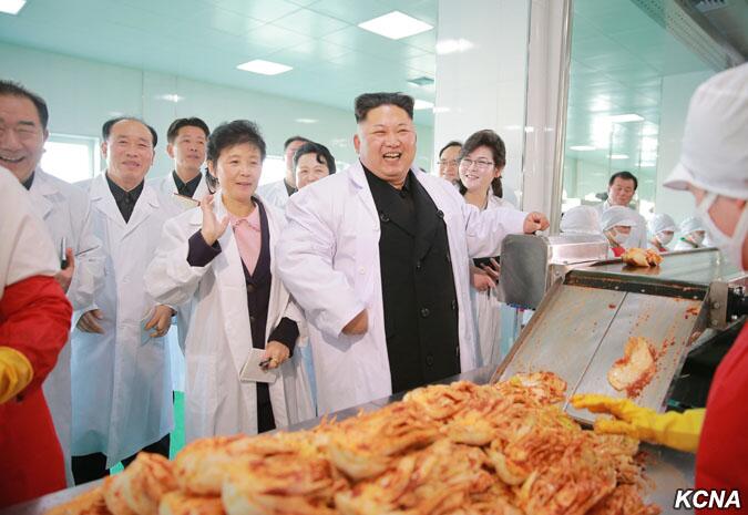 　金正恩视察柳京泡菜厂　　